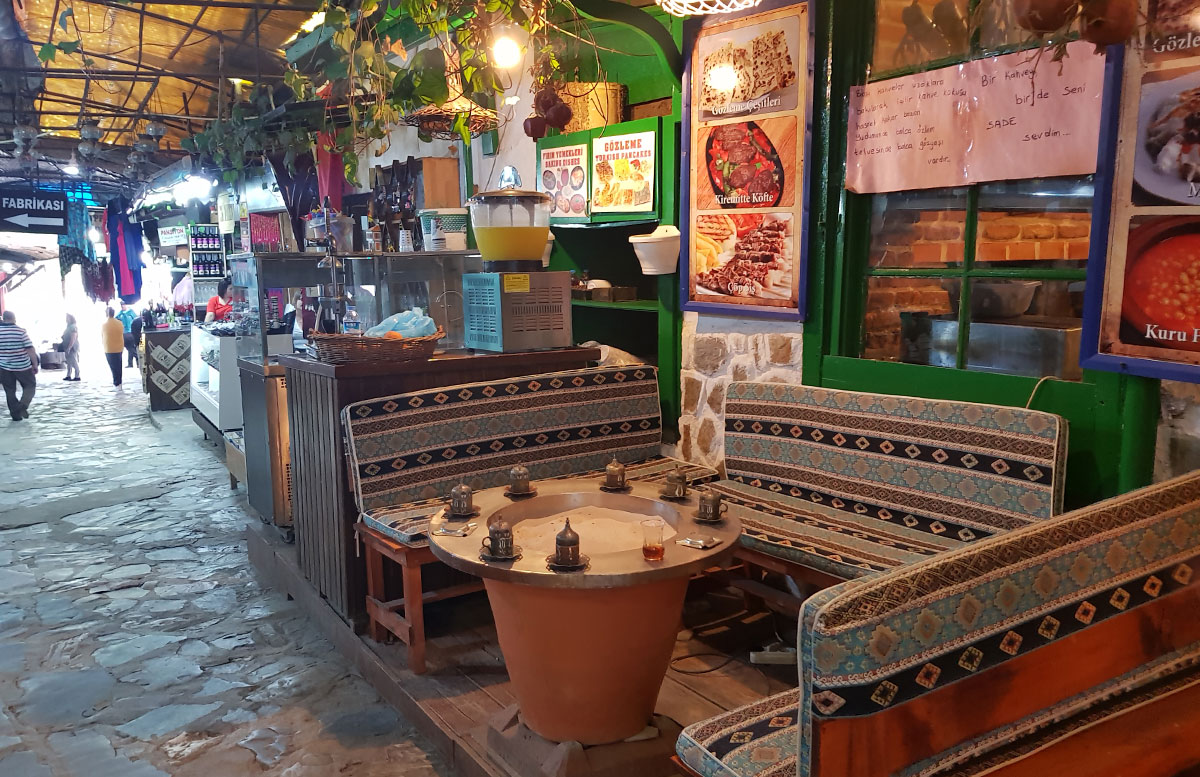 10-Dinge-die-man-unbedingt-in-Izmir-machen-muss-türkisches-kaffee-platz-bazar