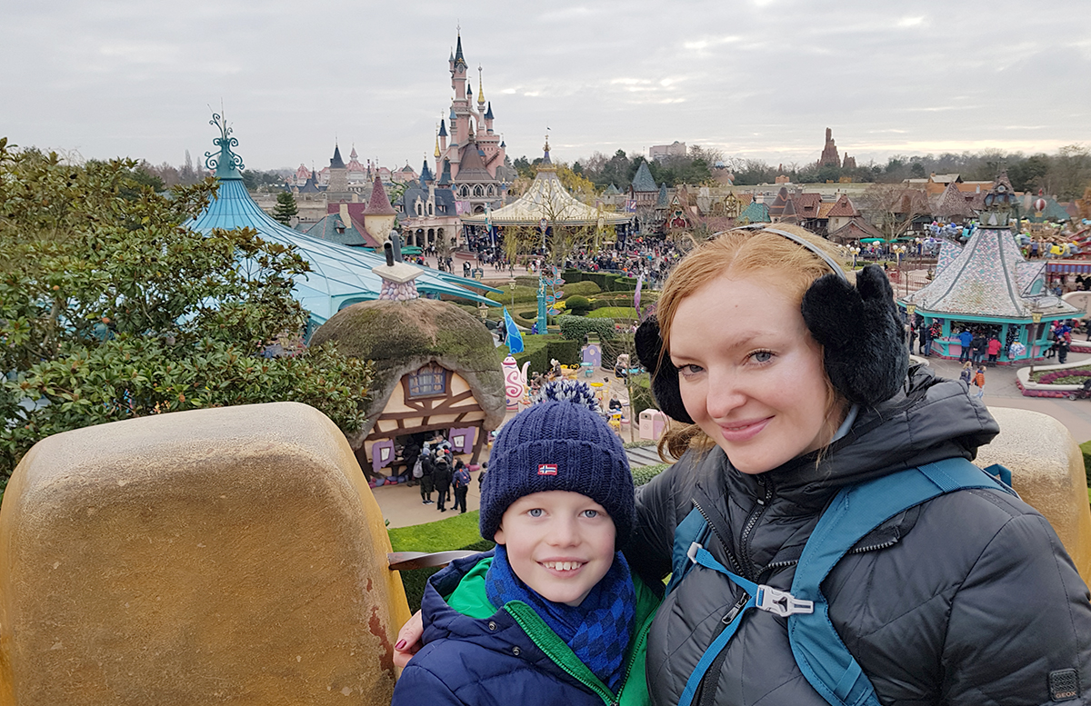 10 Tipps für das Disneyland Paris vicky und lenny vor dem schloss