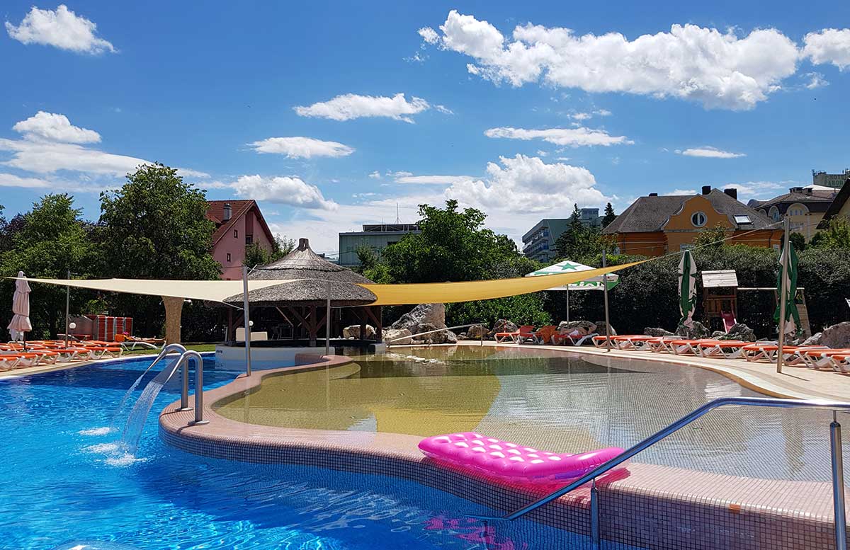 Hotel-Europa-fit-in-Heviz-acqpulco-pool-mit-kinderbecken