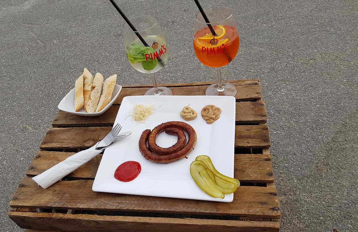  Der-Copa-Beach-Urlaubsfeeling-in-Wien-bratwurst-figar