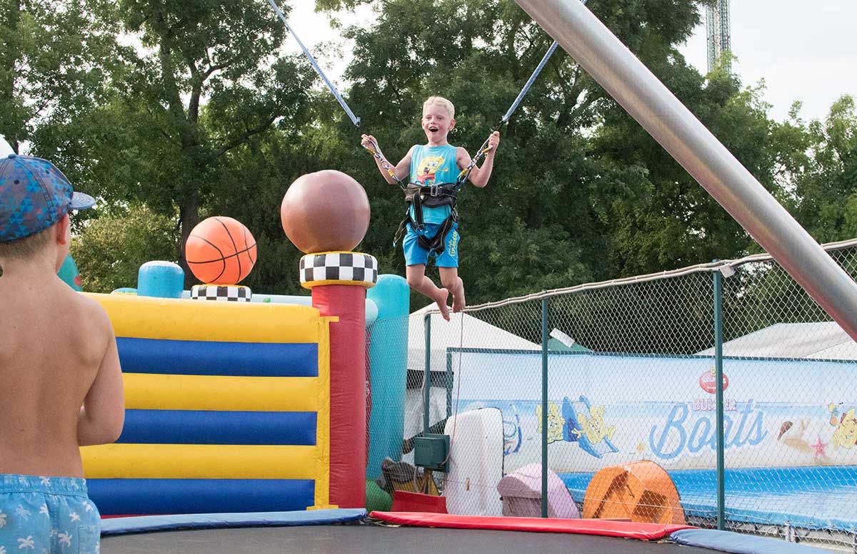 Kindergeburtstag-in-der-Kolariks-Luftburg-Praterfee-salto-trampolin-detail-lenny