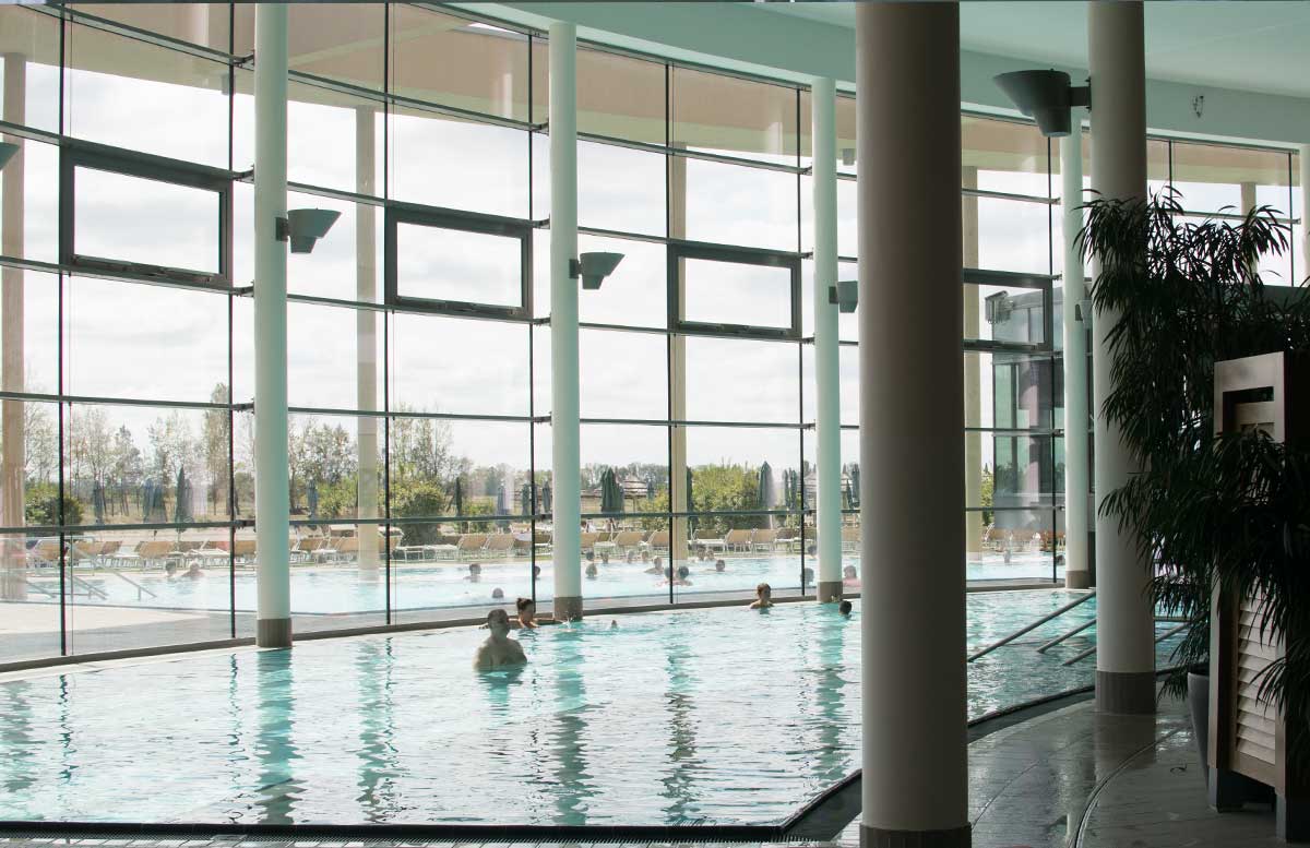 Vamed-Vitality-World-St.-Martins-Therme-poolbereich-indoor