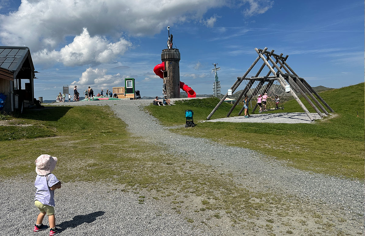 5-Ausflugsziele-in-Neukirchen-beim-Naturdorf-Oberkühnreit-berg-spielplatz