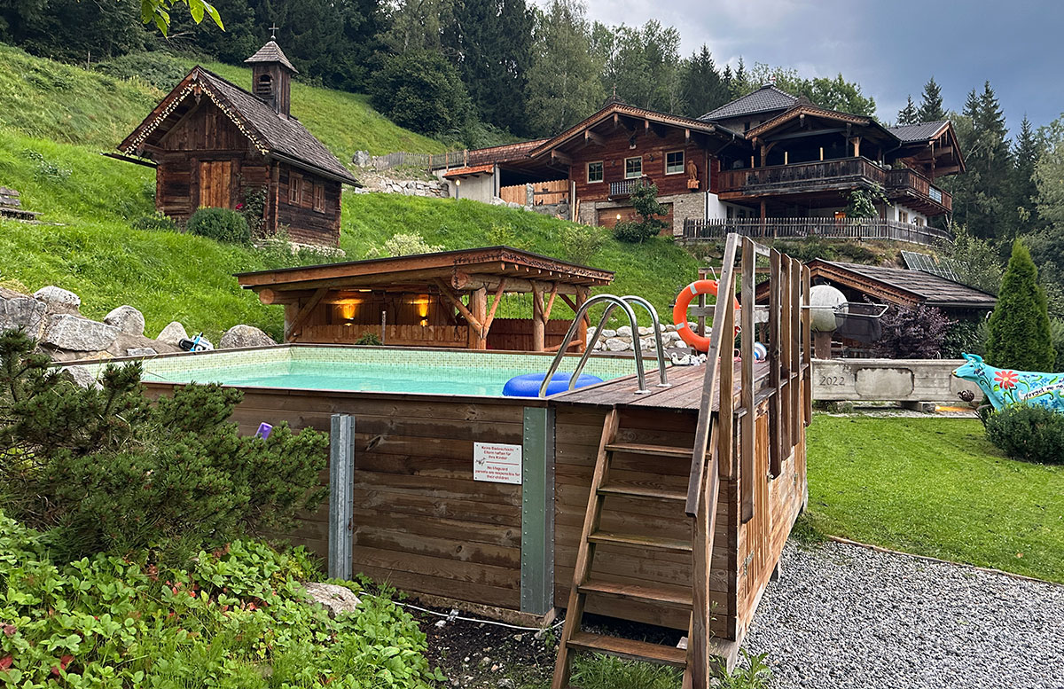 5-Ausflugsziele-in-Neukirchen-beim-Naturdorf-Oberkühnreit-pool-im-dorf