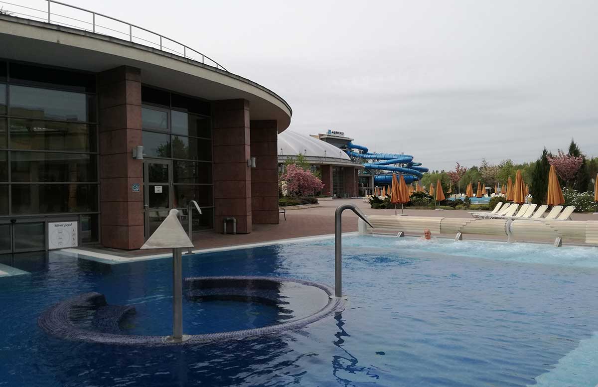 Aquaworld Resort Budapest und der Water Park outdoor pool