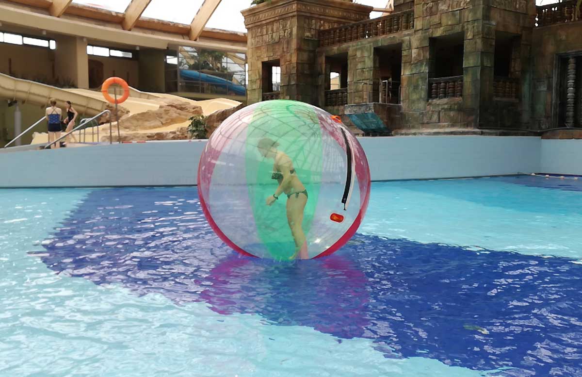 Aquaworld Resort Budapest und der Water Park wasser zorbing aquaball vicky stehend