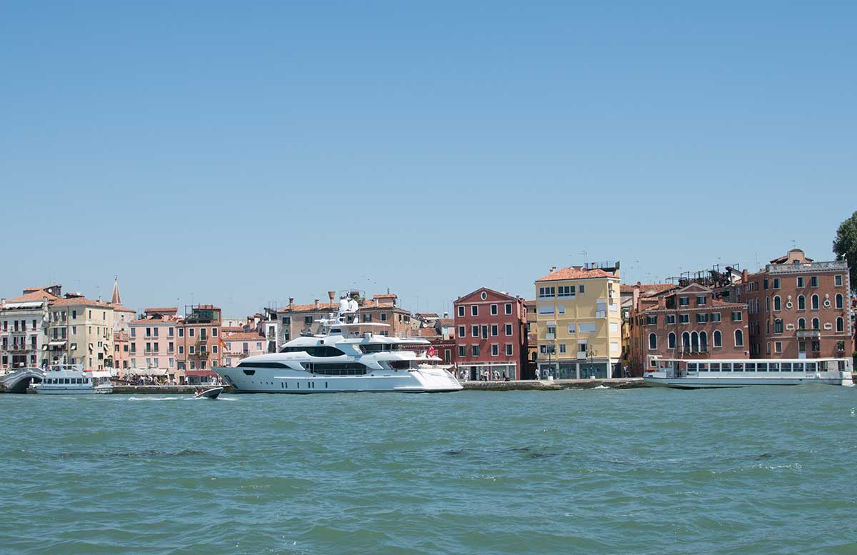 Ausflug nach Venedig und Cavallino fahrt mit dem boot sicht auf venedig