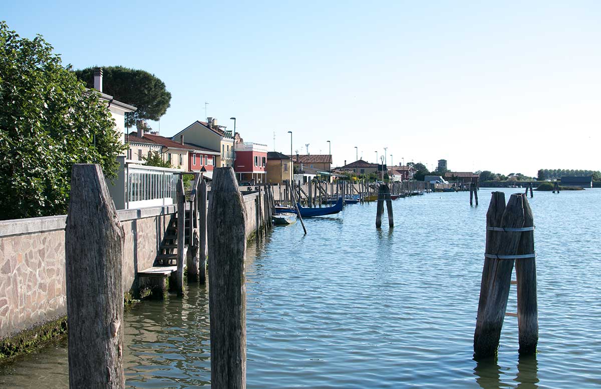 Ausflug nach Venedig und Cavallino radtour lagune blick aufs meer pfosten