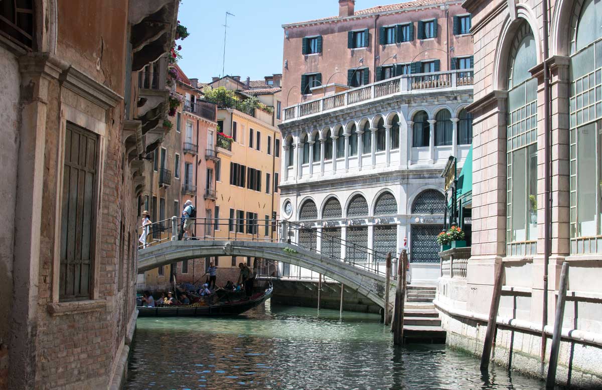 Ausflug nach Venedig und Cavallino ausblick gondel seitengasse