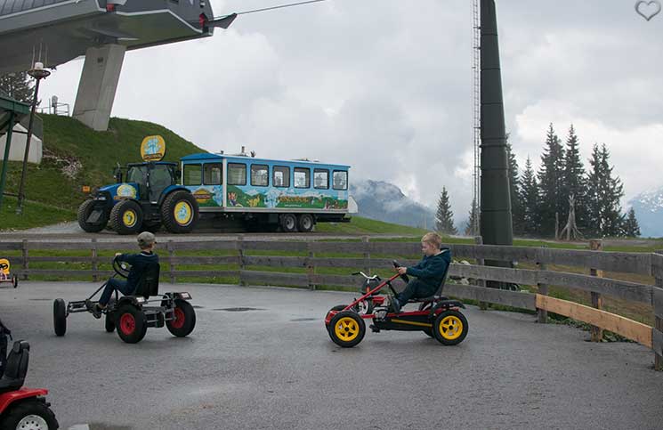 Ausflug-zum-Familien-Erlebnispark-am-Geisterberg-in-St.-Johann-traktorzug