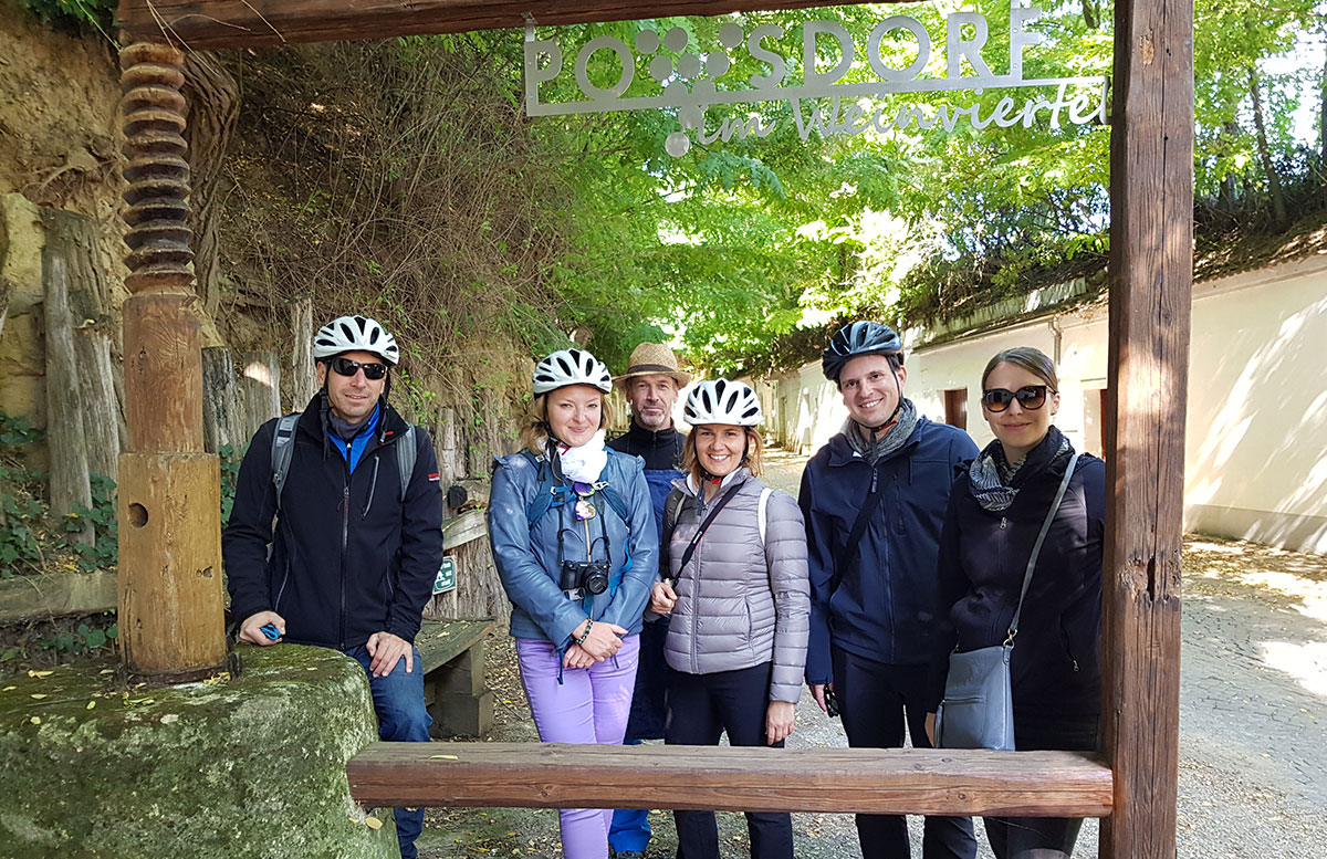 Ausflug-zur-Burg-Falkenstein-und-E-Bike-Tour-in-Poysdorf-kellergasse-gruppe-tour