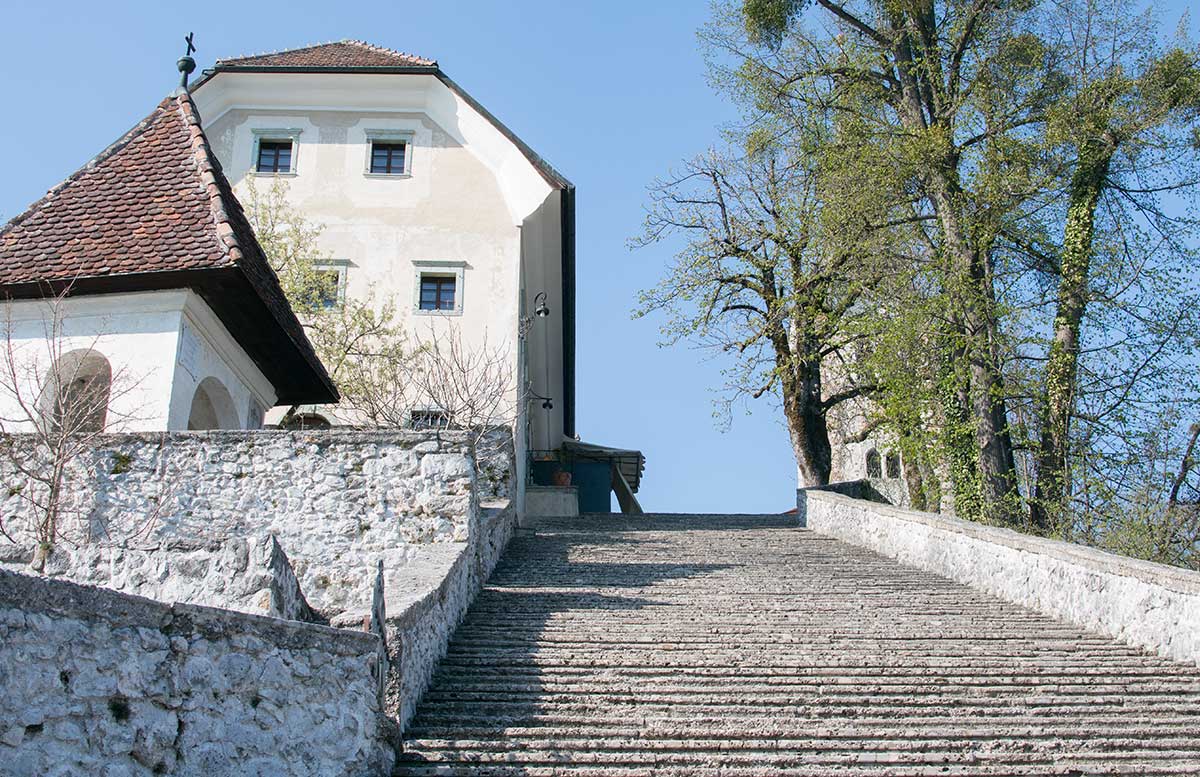 Ausflug zur Insel am See in Bled treppe zur kirche