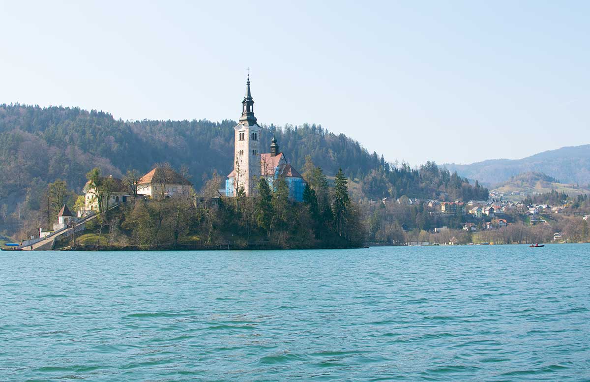 Ausflug zur Insel am See in Bled pletnas ruderboot sicht auf kirche