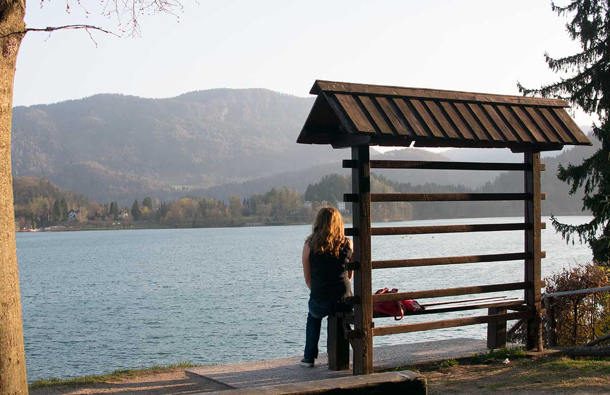 Ausflug zur Insel am See in Bled vicky sitzt auf bank