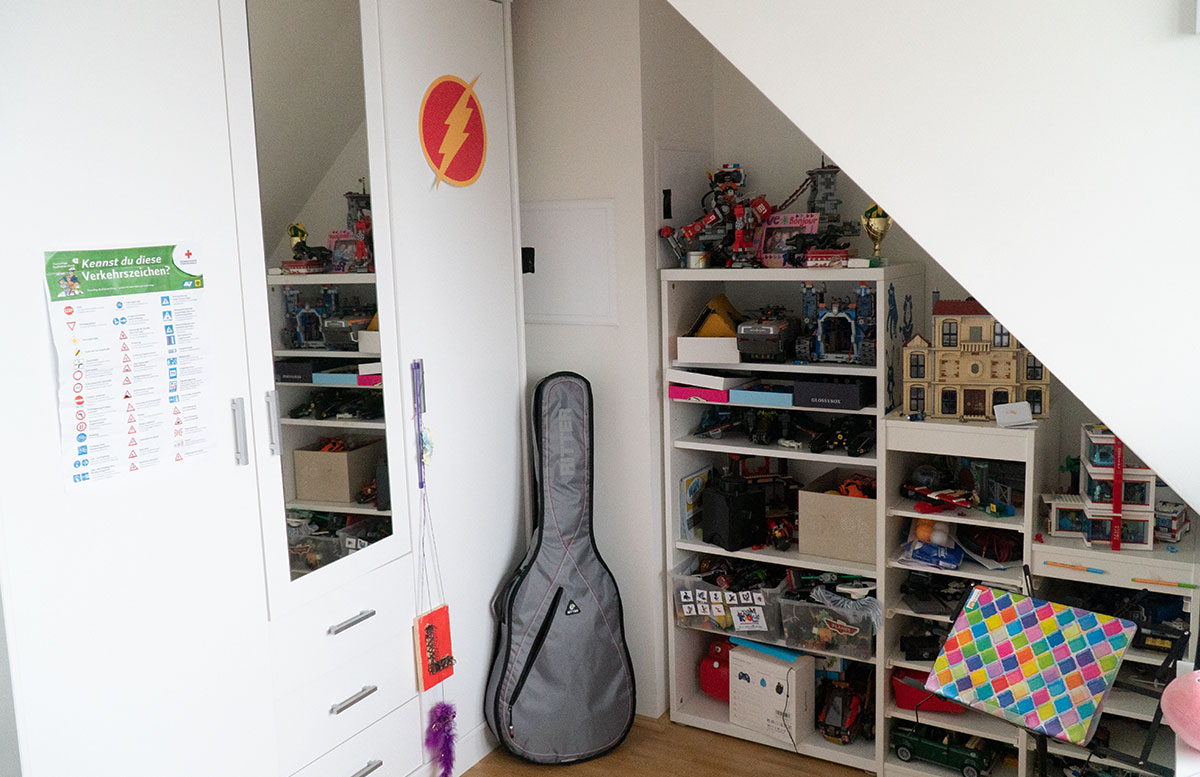 Bilderwand-für-die-Dachschräge-im-Kinderzimmer-gitarre-schrank
