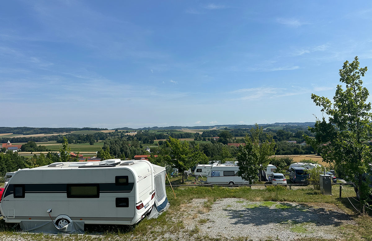 Clamping-im-Vital-CAMP-Bayerbach-aussicht-terrasse