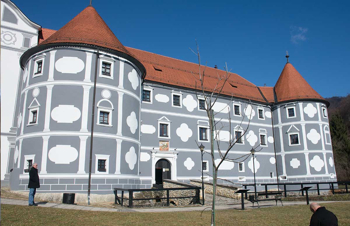 Das-Kloster-in-Olimje-und-die-Hirschfarm-Jelenov-Greben-kloster