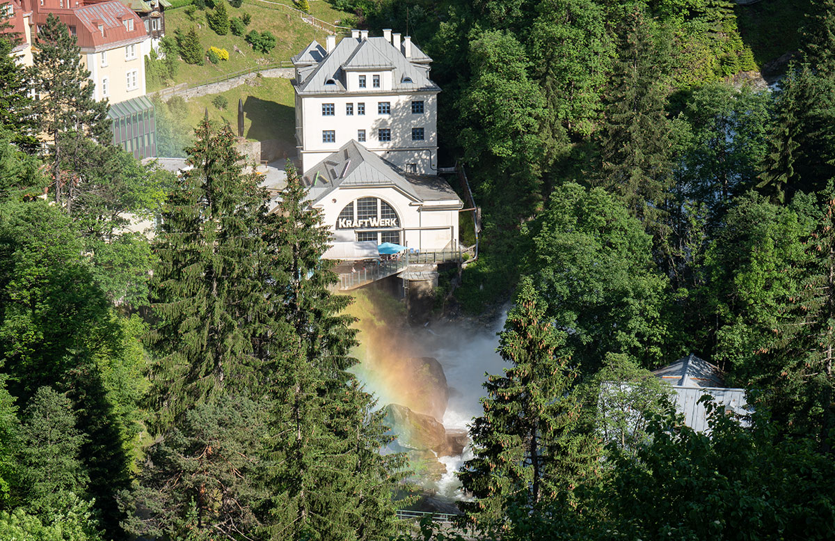 Der-Gasteiner-Heilstollen-und-die-Alpentherme-Gastein-regenbogen-im-wasser