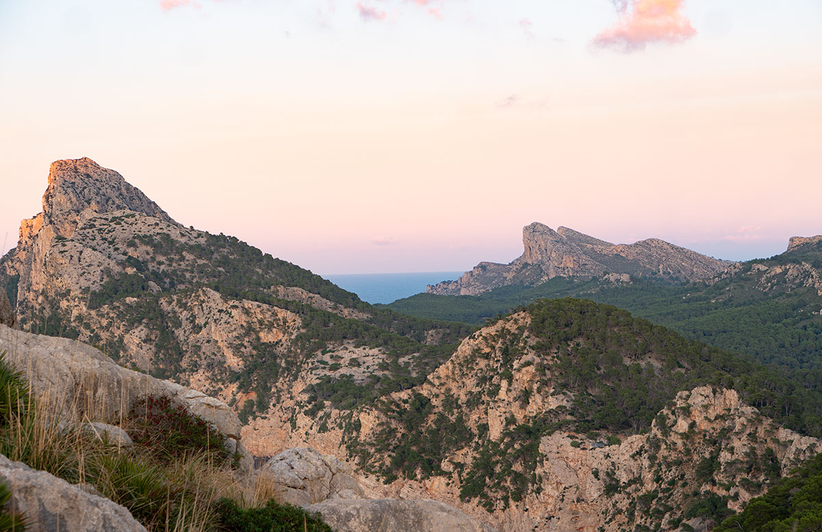 Der-goldene-Herbst-in-Mallorca-Ausflug-zum-Cap-Formentor-rosa-himmel