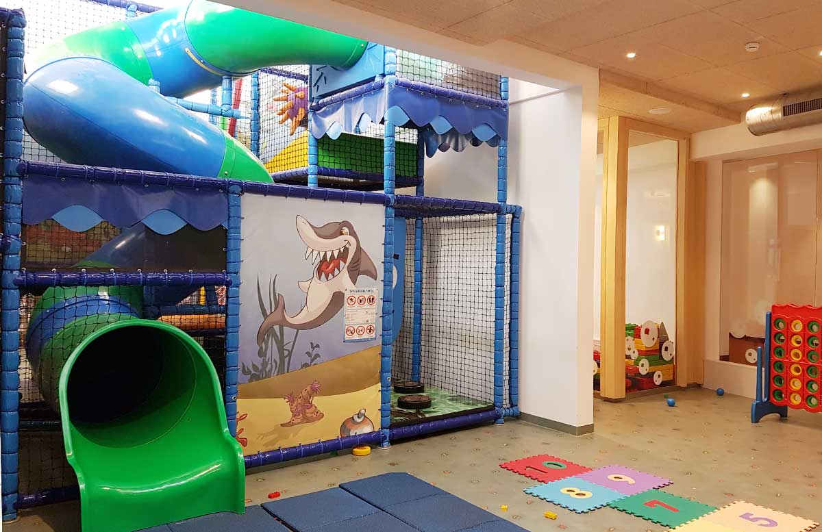 die-h2o-therme-und-hotel-in-bad-waltersdorf-kinderspielraum-rutschen