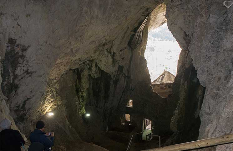 Die-Höhle-von-Postojna-Burg-Predjama-ganz-oben-im-turm