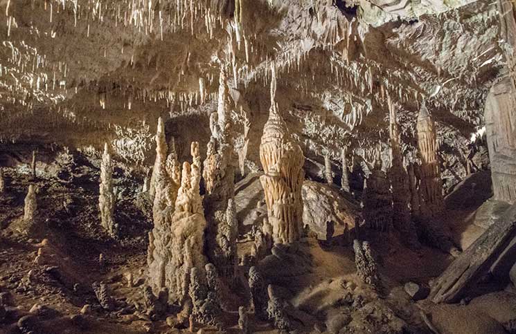 Die-Höhle-von-Postojna-höhlengebilde-stalachmiten
