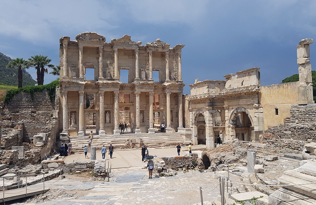 Die-Ruinen-von-Ephesos-bibliothek