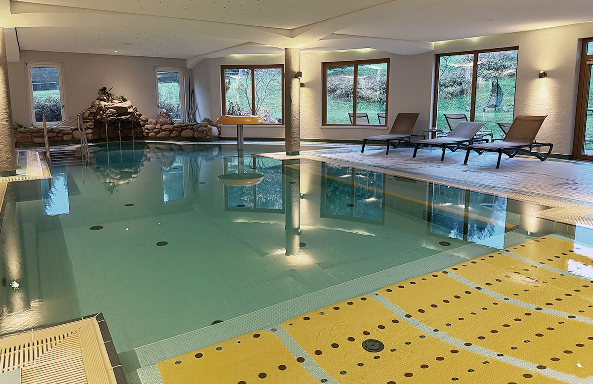 Familien--und-Sporthotel-Kärntnerhof-pool-seite