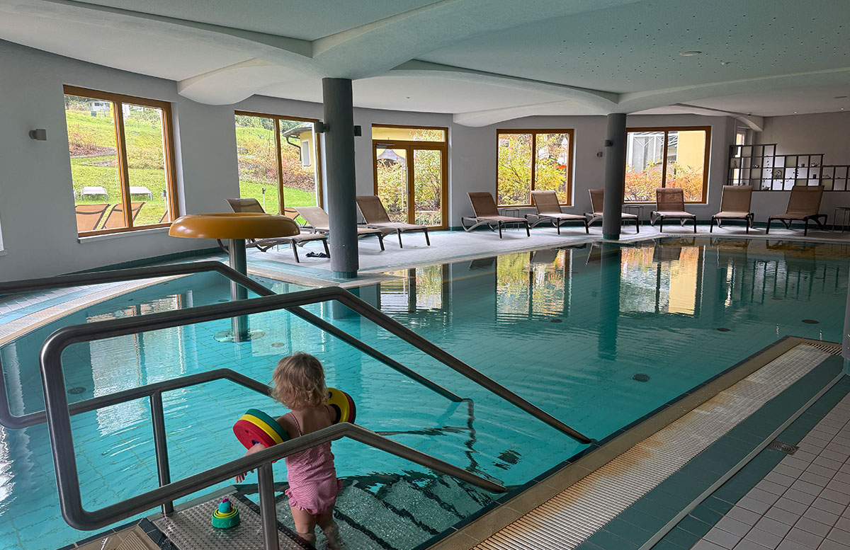 Familien--und-Sporthotel-Kärntnerhof-pool