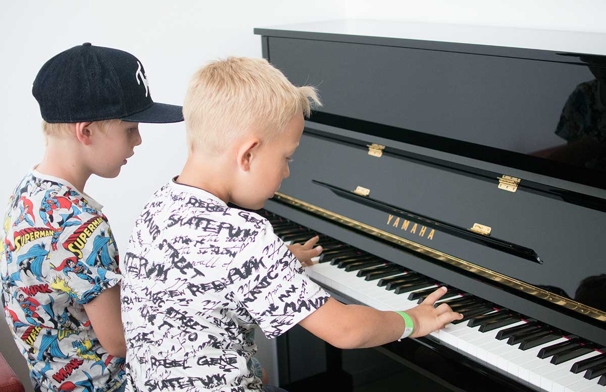 Familientag-in-Grafenegg-Hokuspokus-Musikus-klavier spielen