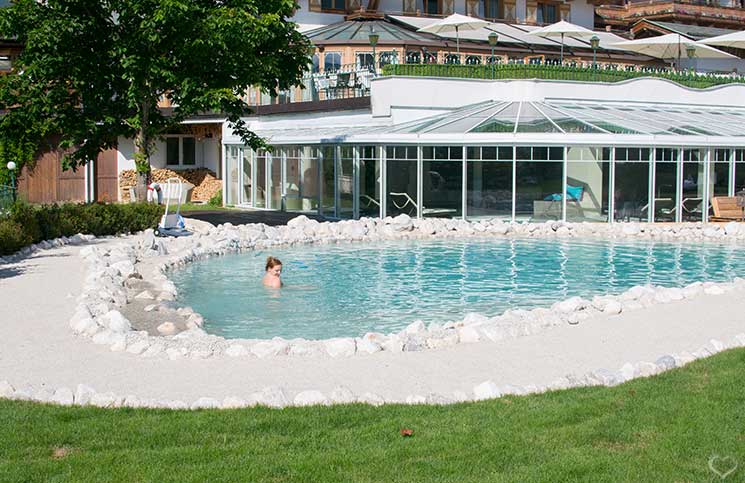Familienurlaub-im-Hotel-Oberforsthof-outdoorpool-runde-schwimmen