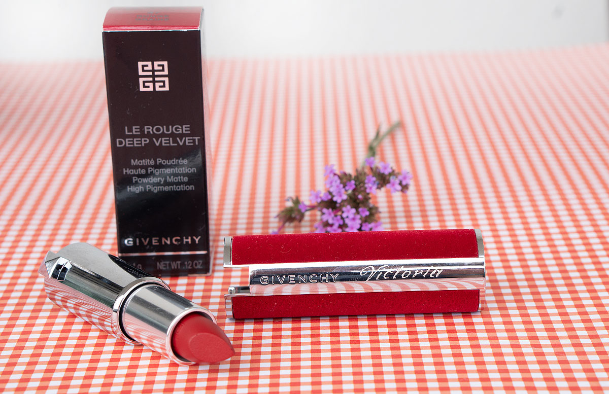 Givenchy-L'Interdit-Eau-de-Toilette-und-Le-Rouge-deep-velvet-lippenstift-mit-gravur