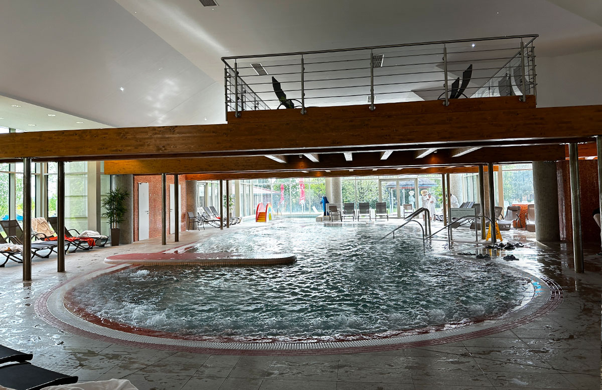 Greenfield-Hotel-Golf-und-Spa-und-Funcity-Bük-poolbereich-weitläufig