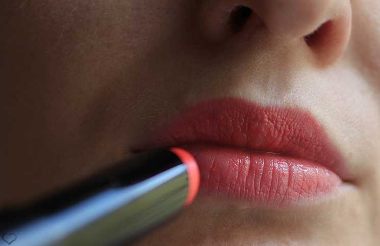 Guerlain-La-petite-robe-noire-Lippenstift-lippen-detail-aufnahme