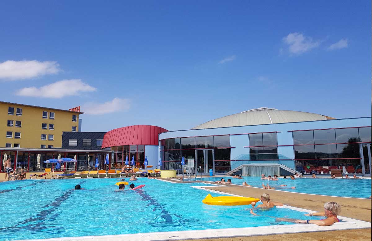 Sommerspaß im H2O Hotel Thermen Resort outdoor pool