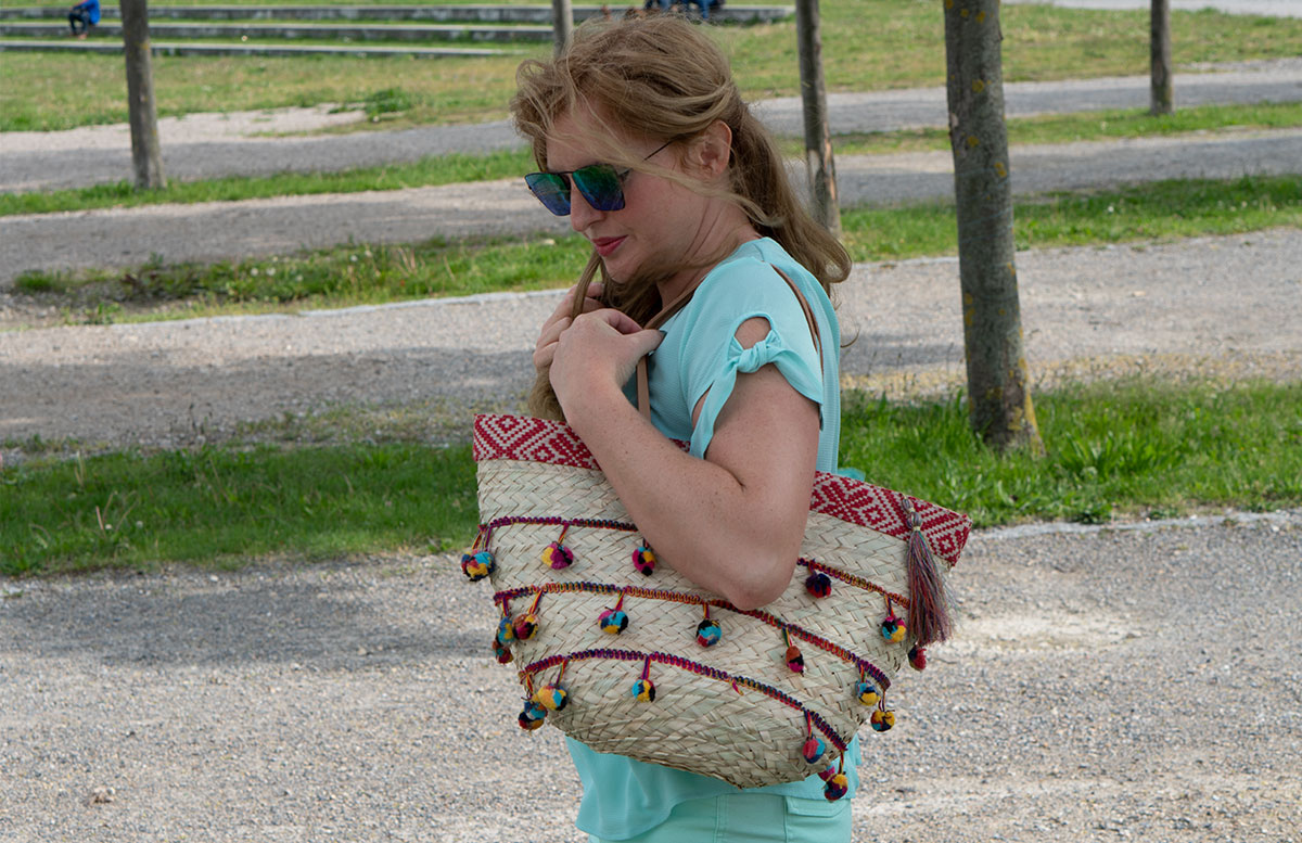 Handtaschen-aus-Bambus-und-Stroh--die-Trend-Accessoires-des-Sommers-tasche-mit-bommel-tragend