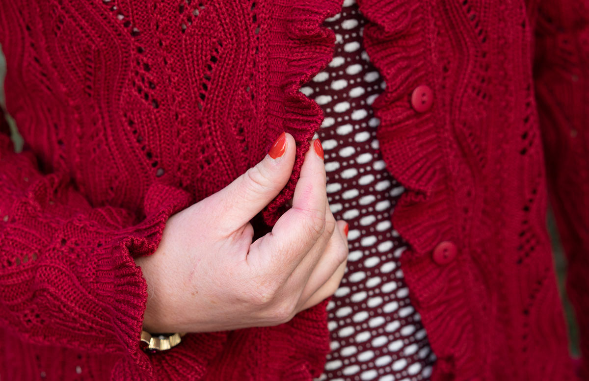 Herbst Outfit in Bordeaux mit Jacquard Kleid strick details