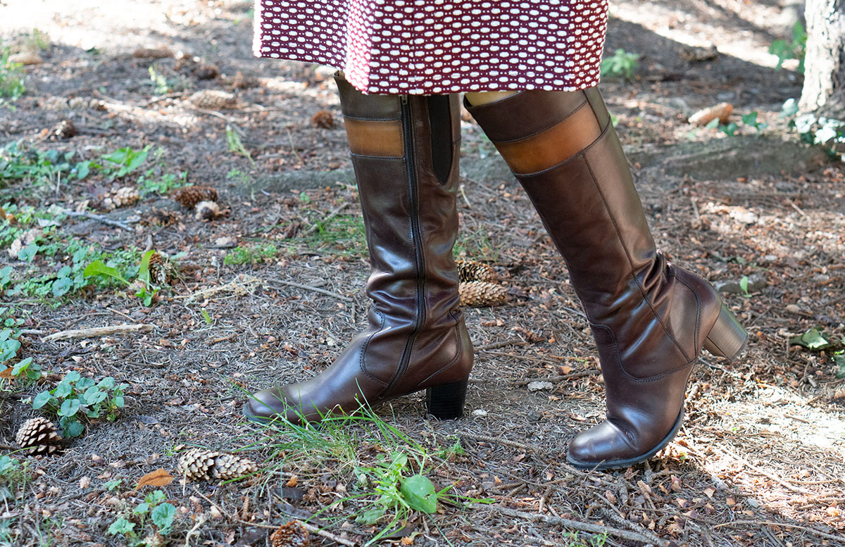 Herbst Outfit in Bordeaux mit Jacquard Kleid stiefel betty barclay
