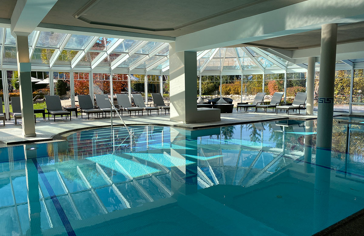 Herbstferien-im-Hotel-Oberforsthof-in-St.-Johann-schwimmbad-seite