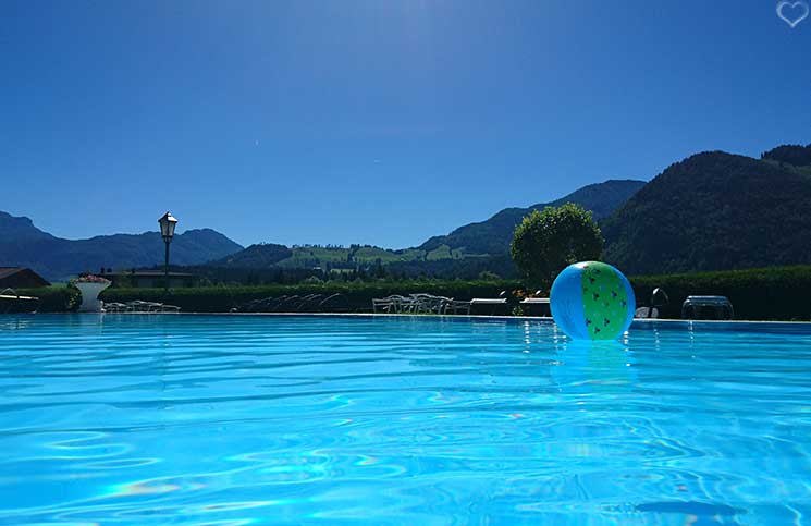Hotel-Seehof-am-Walchsee-ball-im-pool