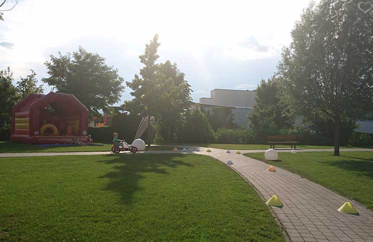 Hotel-Sonnenpark-bei-der-Sonnentherme-Lutzmannsburg-kart-fahren-im-park
