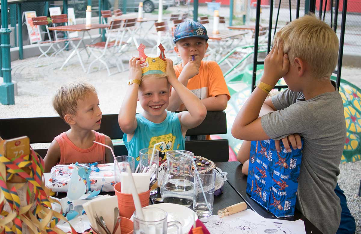 Kindergeburtstag in der Kolariks Luftburg Praterfee torte zum geburtstag mit krone und freunde