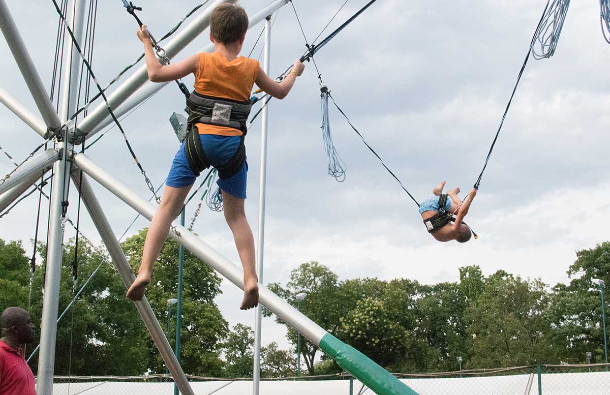 Kindergeburtstag in der Kolariks Luftburg Praterfee salto trampolin