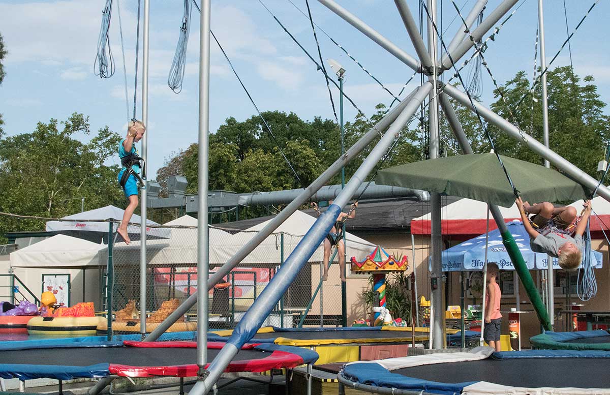 Kindergeburtstag in der Kolariks Luftburg Praterfee salto trampolin springen