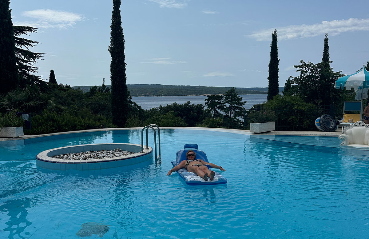 Kvarner-Palace-in-Crikvenica-Kroatien-pool-mit-aussicht