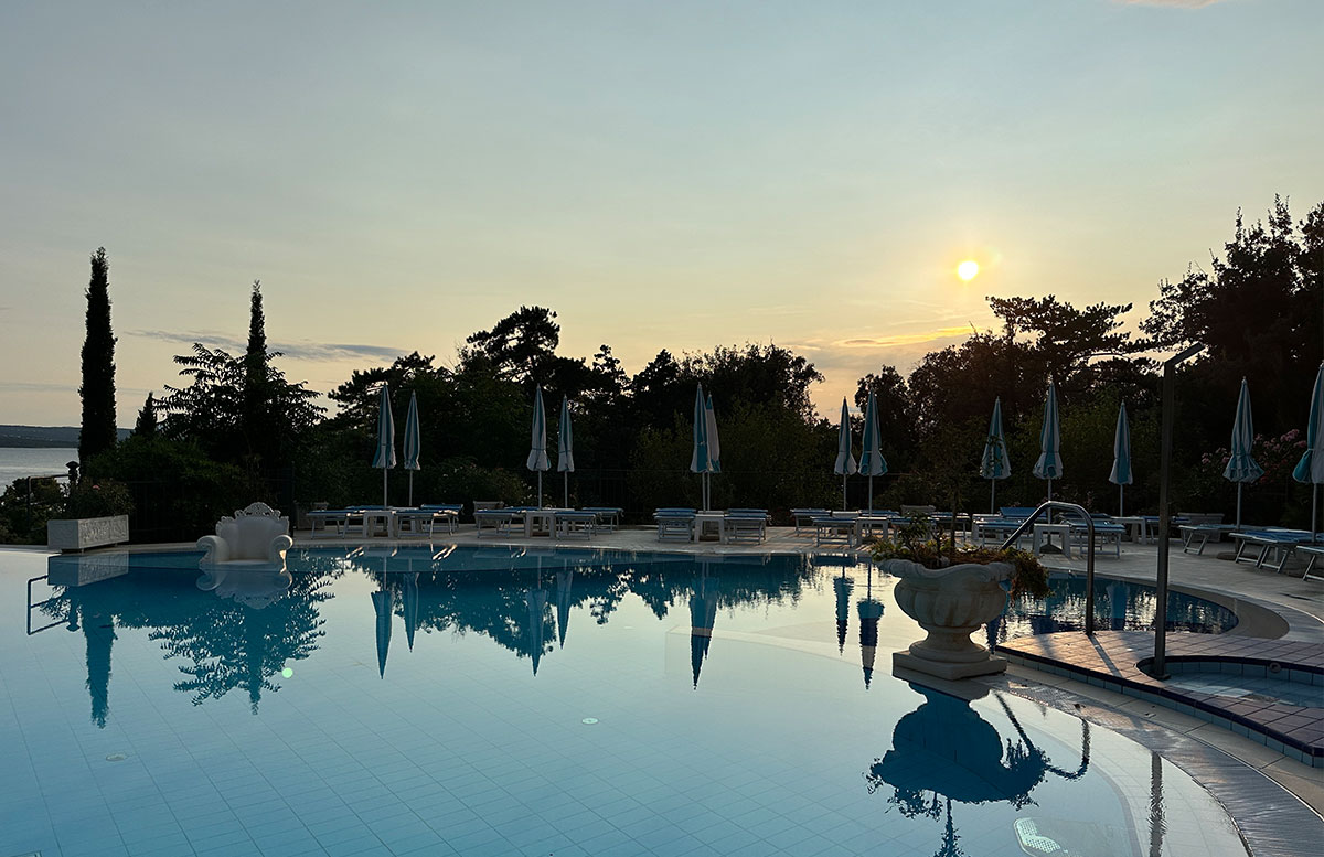 Kvarner-Palace-in-Crikvenica-Kroatien-pool-seite