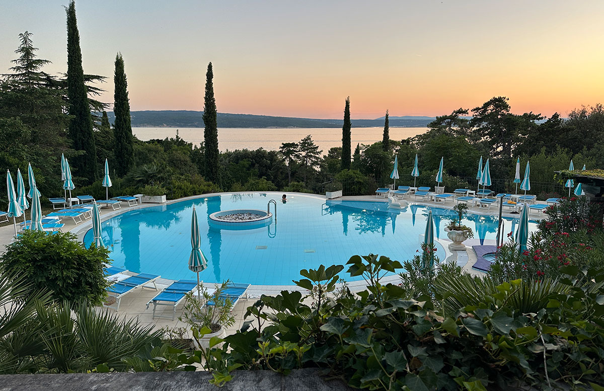 Kvarner-Palace-in-Crikvenica-Kroatien-pool-sonnenuntergang