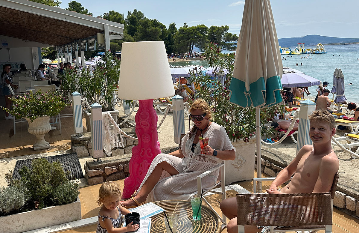 Kvarner-Palace-in-Crikvenica-Kroatien-strandbar