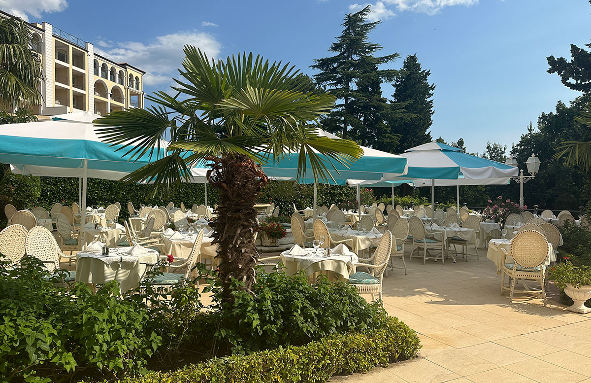 Kvarner-Palace-in-Crikvenica-Kroatien-terrasse