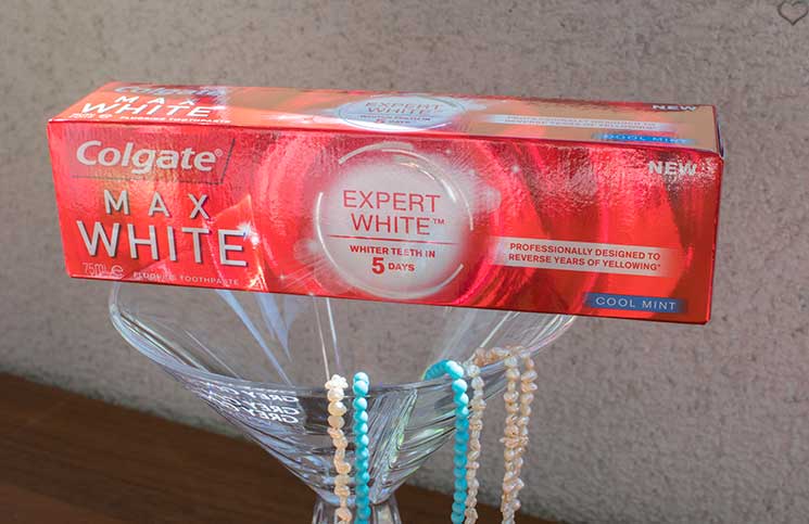 Love-Peace-and-Beauty-Glossybox-colgate-max-white